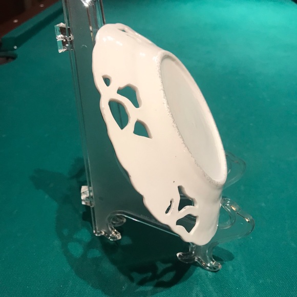 Exquisite China Plate with Flowers, Gold Trim & scalloped-cut out edges - Picture 6 of 7